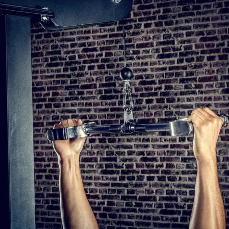 Barre de tirage dorsaux 60 cm avec poignées pour exercices rowing à la poulie