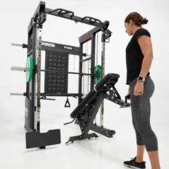 Rack polyvalent Force USA F100 V2 avec 200 kilos de plaques de poids et accessoires de training
