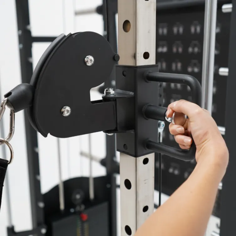 Rack polyvalent Force USA F100 V2 avec 200 kilos de plaques de poids et accessoires de training