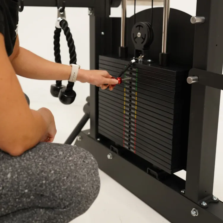 Rack polyvalent Force USA F100 V2 avec 200 kilos de plaques de poids et accessoires de training