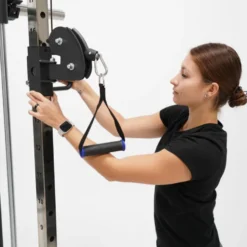Rack polyvalent Force USA F100 V2 avec 200 kilos de plaques de poids et accessoires de training