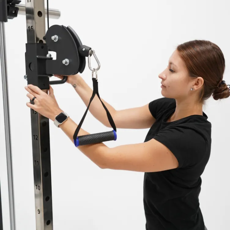 Rack polyvalent Force USA F100 V2 avec 200 kilos de plaques de poids et accessoires de training