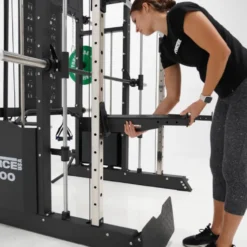 Rack polyvalent Force USA F100 V2 avec 200 kilos de plaques de poids et accessoires de training