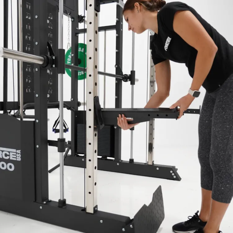 Rack polyvalent Force USA F100 V2 avec 200 kilos de plaques de poids et accessoires de training