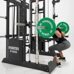 Rack polyvalent Force USA F100 V2 avec 200 kilos de plaques de poids et accessoires de training