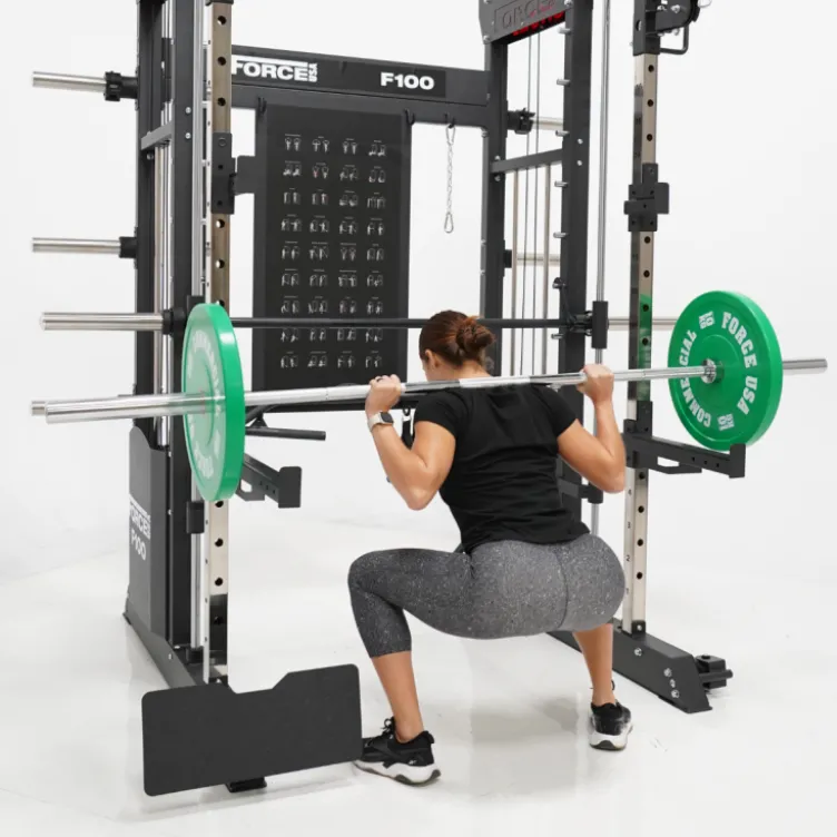 Rack polyvalent Force USA F100 V2 avec 200 kilos de plaques de poids et accessoires de training
