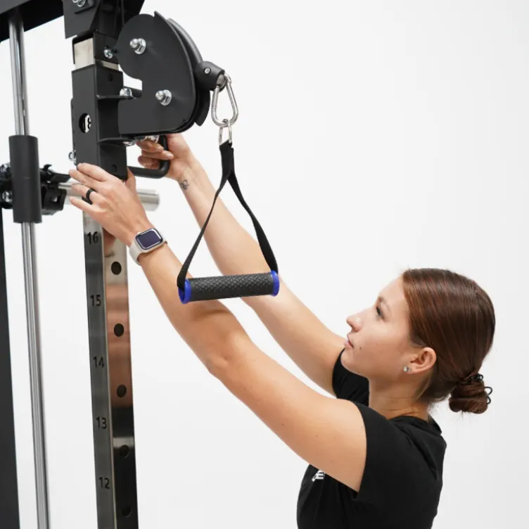 Rack polyvalent Force USA F100 V2 avec 200 kilos de plaques de poids et accessoires de training