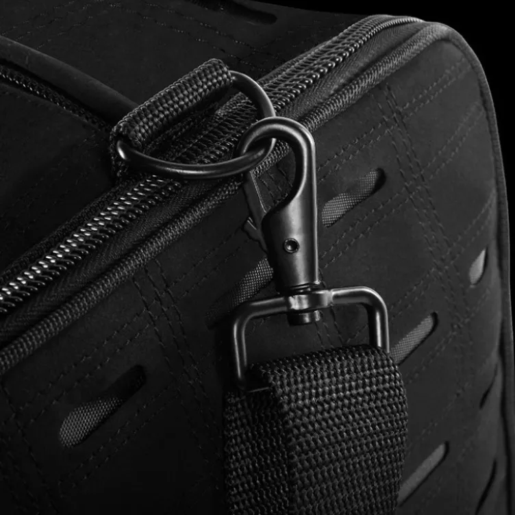 Sac de sport et de voyage d'une volume de 40 à 42 L avec compartiment à chaussures et bandoulière amovible