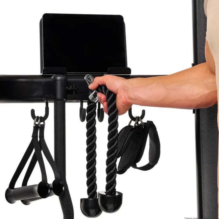 Station d'entraînement avec deux colonnes de poids de 80 kg et barre de traction multi-prises