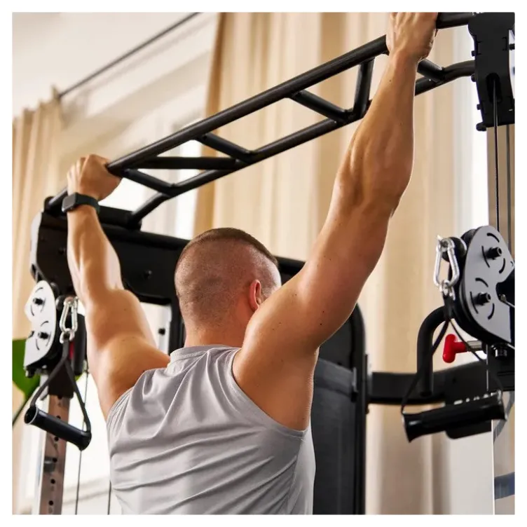 Station d'entraînement avec deux colonnes de poids de 80 kg et barre de traction multi-prises