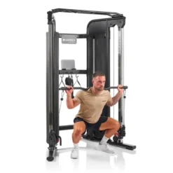 Station d'entraînement avec deux colonnes de poids de 80 kg et barre de traction multi-prises