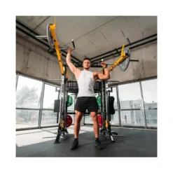 Station multi-gym avec ensemble complet d'accessoires pour des entraînements de musculation variés en homegym