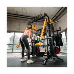 Station multi-gym avec ensemble complet d'accessoires pour des entraînements de musculation variés en homegym