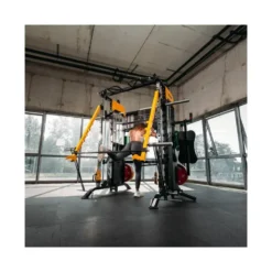 Station multi-gym avec ensemble complet d'accessoires pour des entraînements de musculation variés en homegym