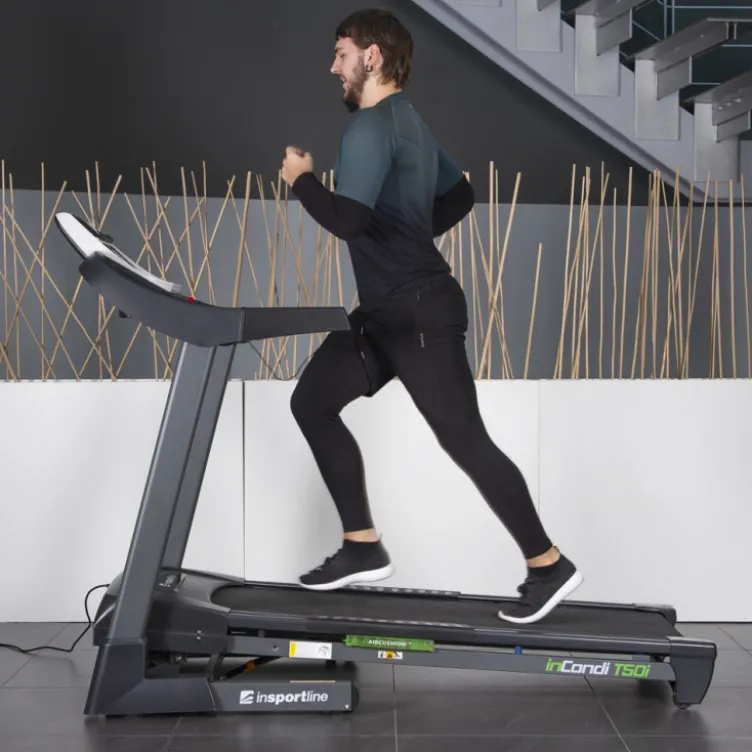 Tapis de course pliable avec ceinture pectorale et capteurs de fréquence cardiaque pour séance de cardio en homegym