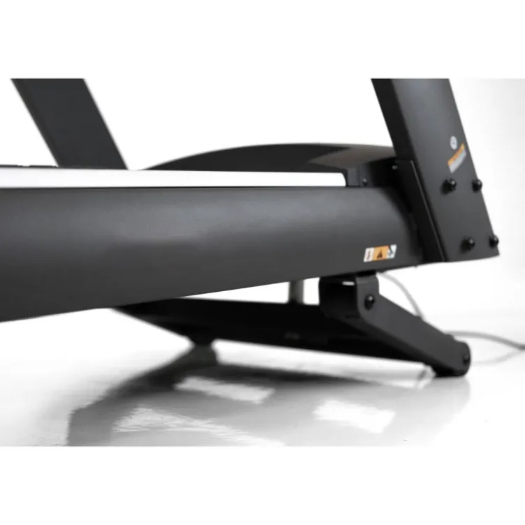 Tapis de course TM900 TFT Titanium Strength Performance Séries avec écran tactile de 16" et vitesse ajustable jusqu'à 22 km/h