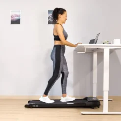 Tapis de marche compact et puissant avec vitesse maximale 6km/h et inclinaison de 5º